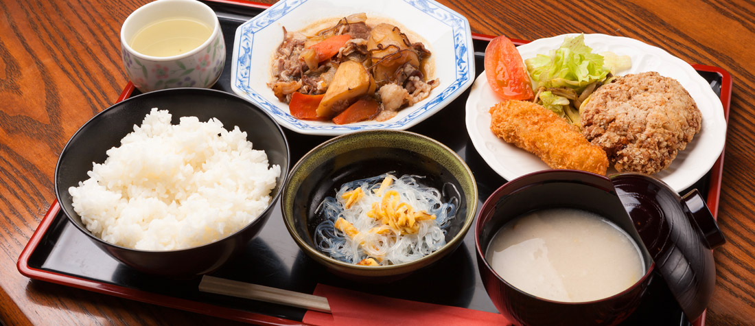 【朝食・夕食】ホッとする日替わり定食家庭的な手作りメニュー