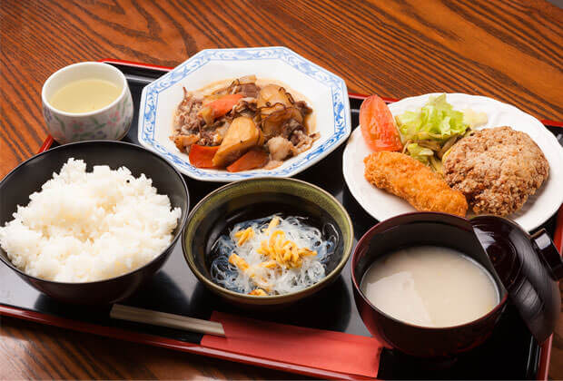 【朝食・夕食】ホッとする日替わり定食家庭的な手作りメニュー